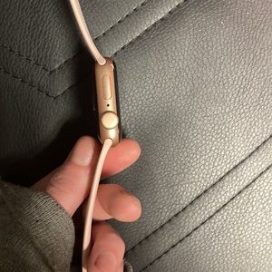 Apple Watch SE (GPS) 40mm Gold Aluminum Case with Pink Sand Sport Band